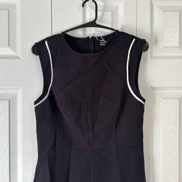 Elegant Black Sleeveless Dress - Picture 3 of 4